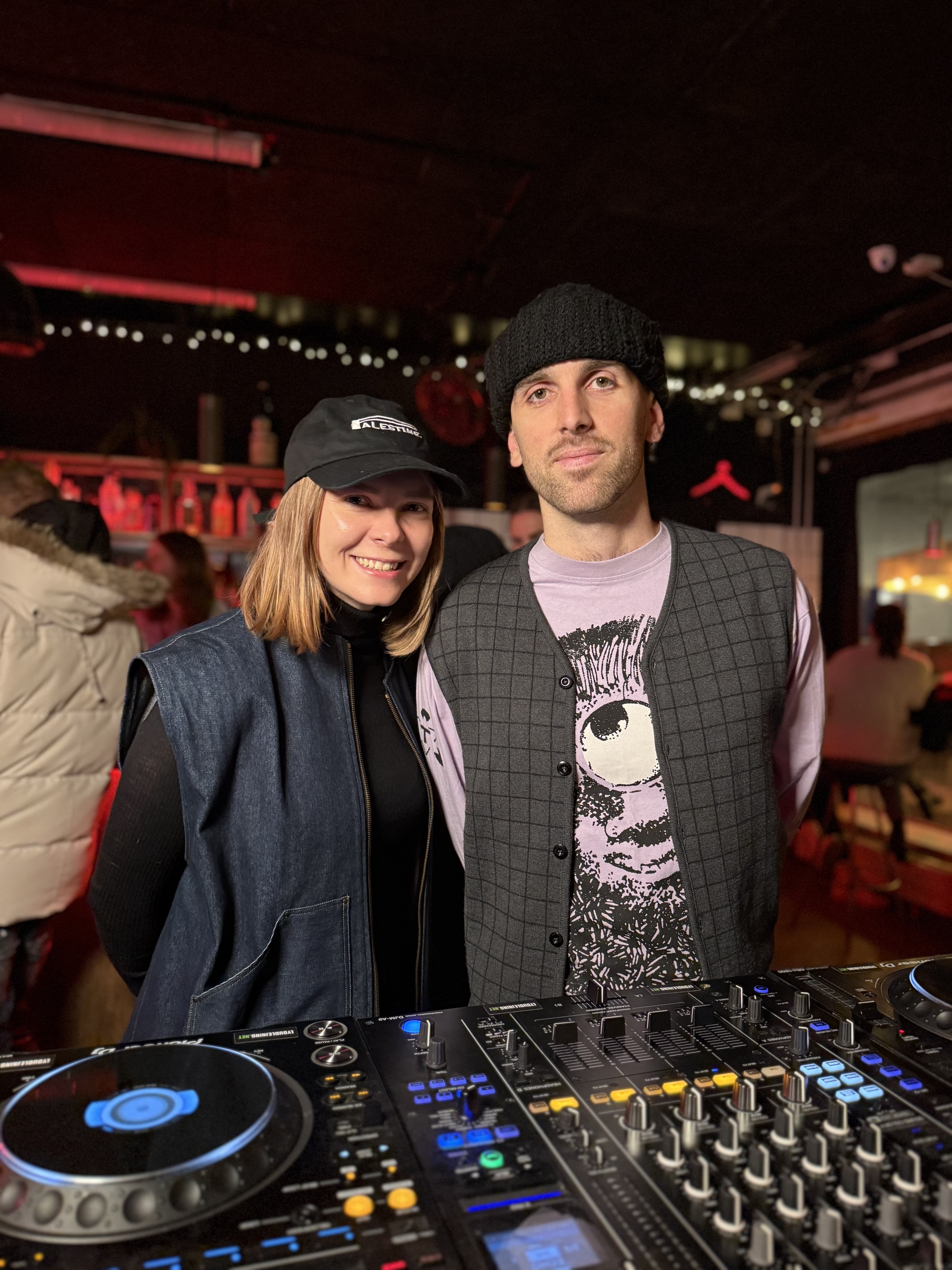 Tea Lewis b2b Aiio