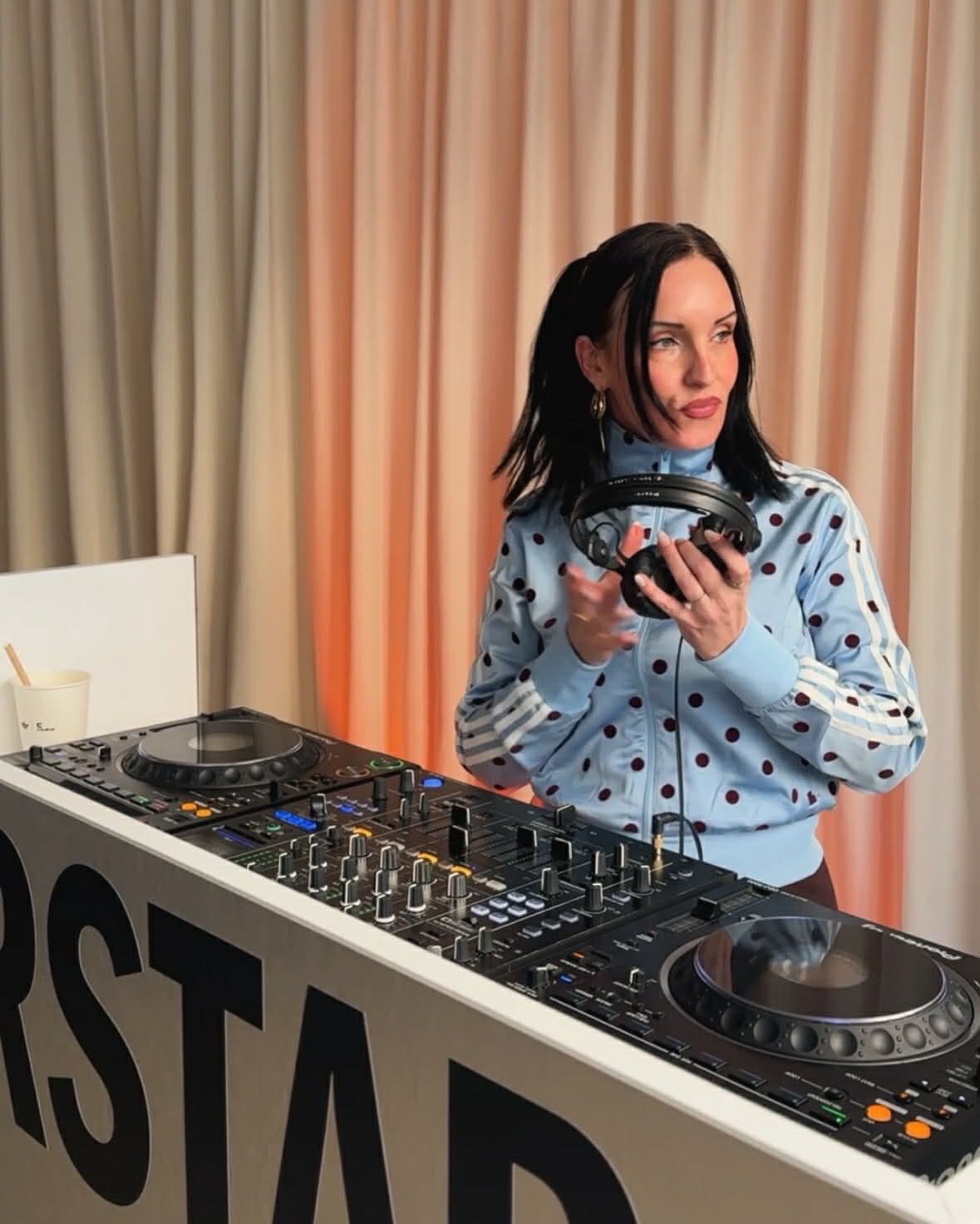 Tia Turn Tables